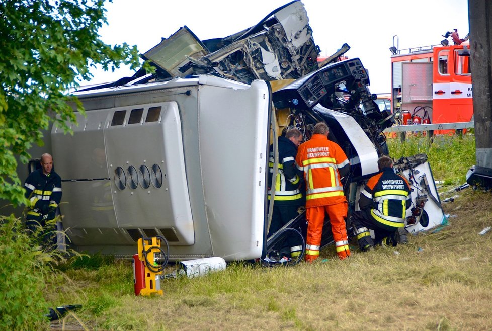 Autobus s dětmi havaroval v Belgii. Řidič zemřel.