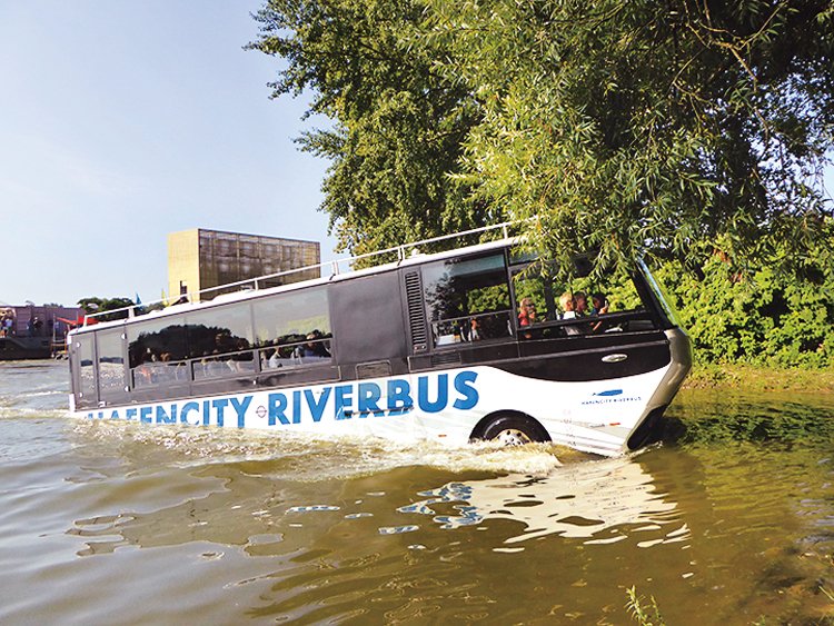 Obojživelné autobusy jsou populární turistická atrakce po celém světě