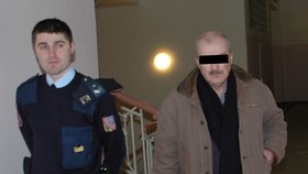 Řidič autobusu Pavel Š. je předváděn před Klatovský soud. Čelí obvinění z opakovaného sexuálního zneužívání dvou nezletilých školaček