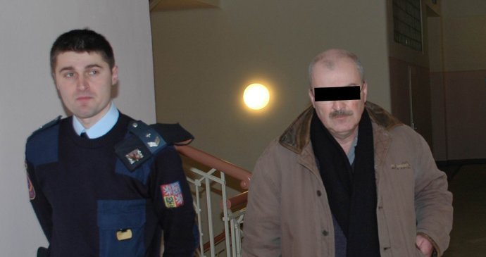 Řidič autobusu Pavel Š. je předváděn před Klatovský soud. Čelí obvinění z opakovaného sexuálního zneužívání dvou nezletilých školaček