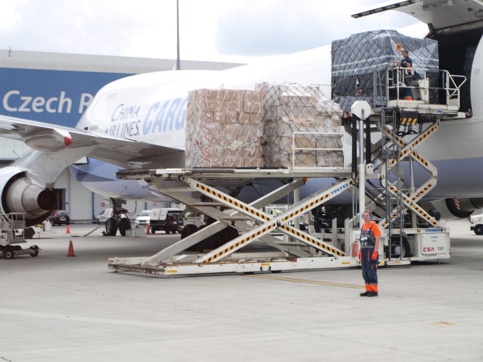 Ke stojícímu nákladnímu Boeingu 747 jsme se mohli přiblížit na několik desítek metrů. Řidič nezastavil, jen pomalu projel okolo.