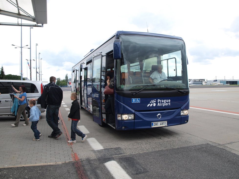 Autobusem po letištní ploše