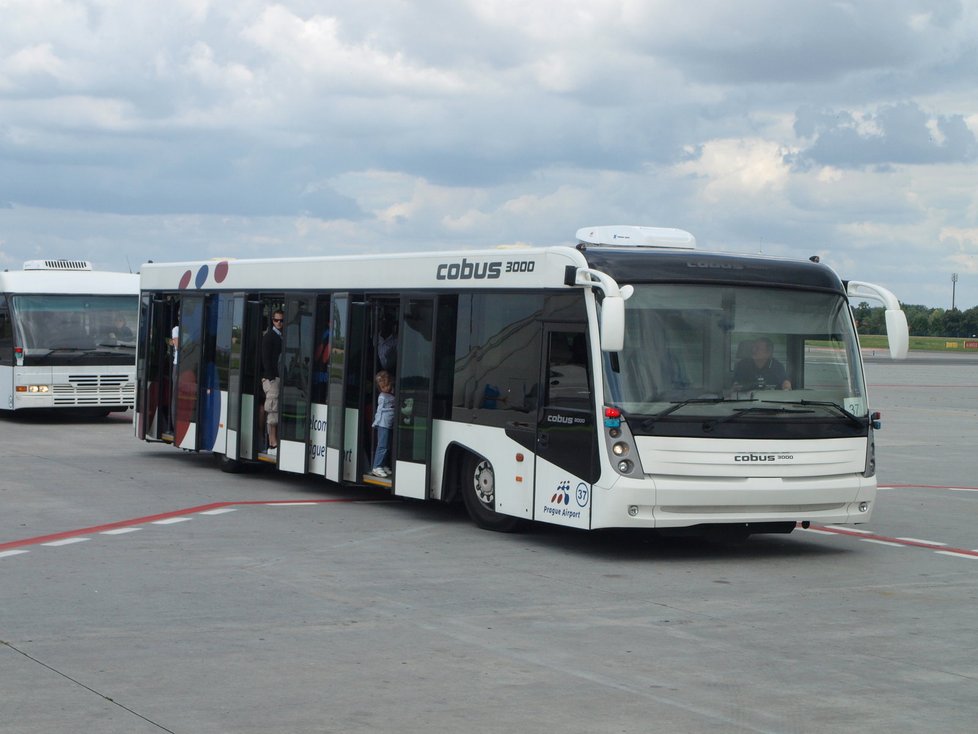 Autobusem po letištní ploše