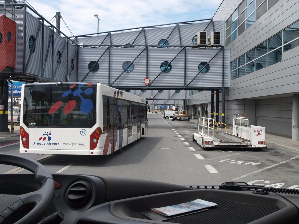 Na letišti má  před autobusem  přednost snad  všechno, co používá kola. Dává  to smysl, šofér  nesmí zdržovat  ani překážet