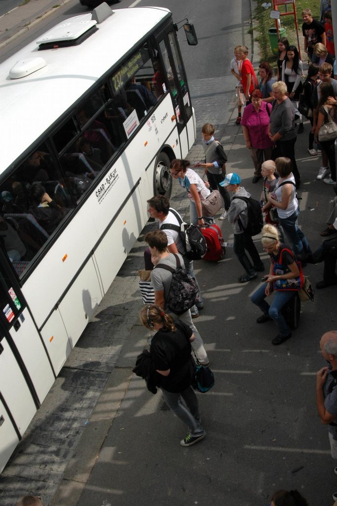 Autobusová zastávka Háje v obležení cestujících
