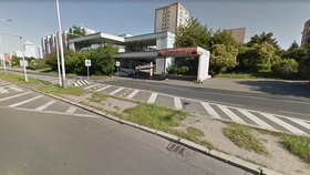 Autobusová zastávka Hněvkovského se nejspíš do konce srpna přesouvá kvůli demolici.