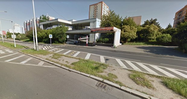 Autobusová zastávka Hněvkovského se nejspíš do konce srpna přesouvá kvůli demolici.