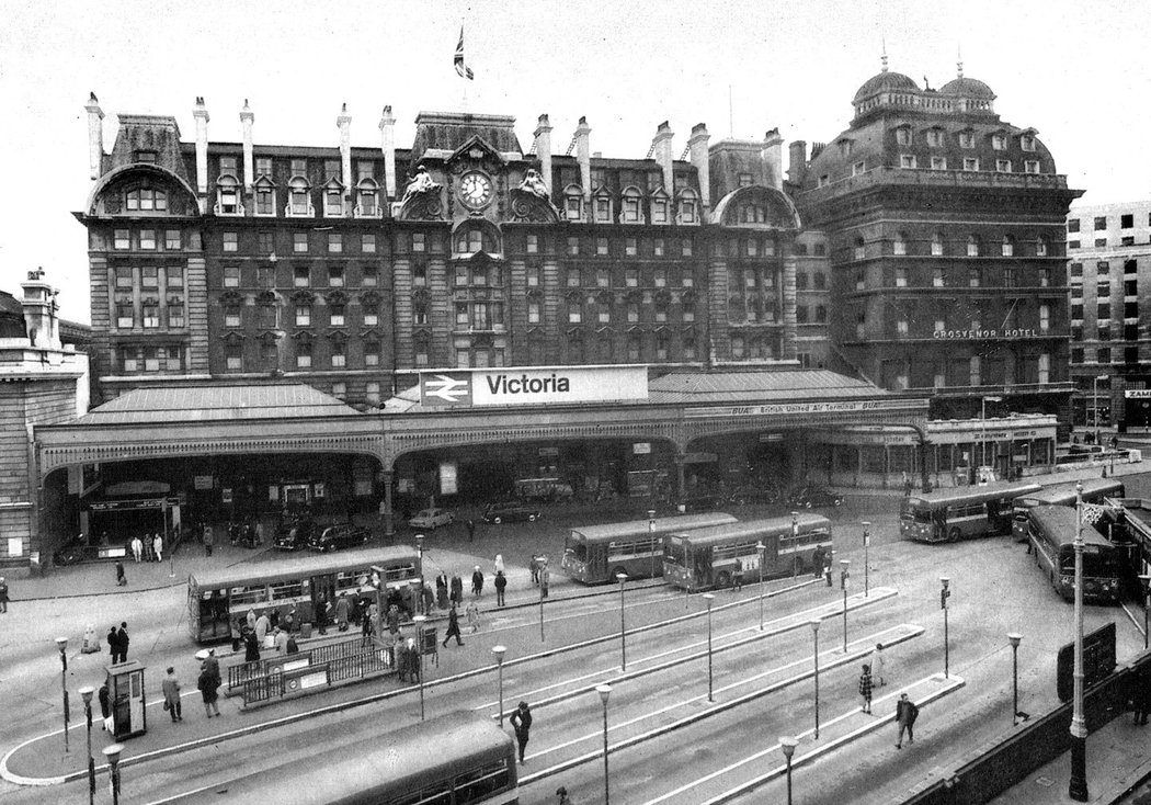 Londýnské železniční nádraží Victoria jako přestupní uzel cestujících na podzemní dráhu a městské autobusy, jejichž zastávky jsou na snímku v polovině 70. let 20. století. Svého času tu zastavovalo až 25 autobusových linek MHD.