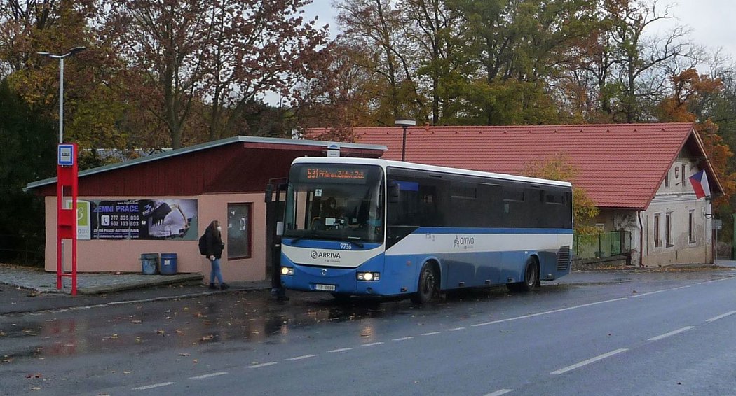 Na snímku z Hluboše ze středních Čech je autobusová zastávka v deštivém podzimním dni 29. 10. 2020. právě přijel autobus společnosti Arriva na lince č. 531 z Hořovic do Příbrami. V obcích bývá zastávka autobusu v jejich středu. Poblíž těchto zastávek je téměř vždy obecní úřad, obchod, pošta a hasičská zbrojnice.