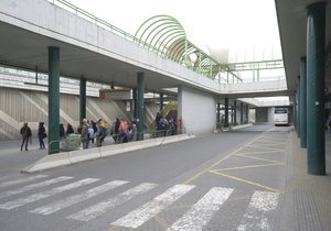 Autobusový terminál na Černém Mostě.