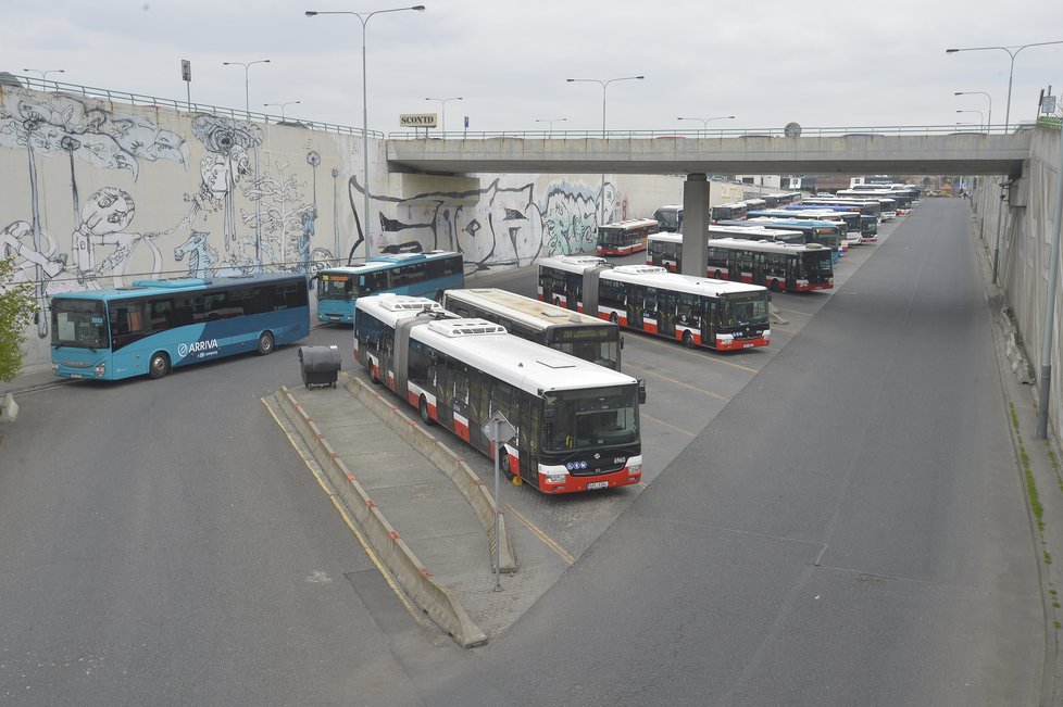 Autobusový terminál na Černém Mostě.