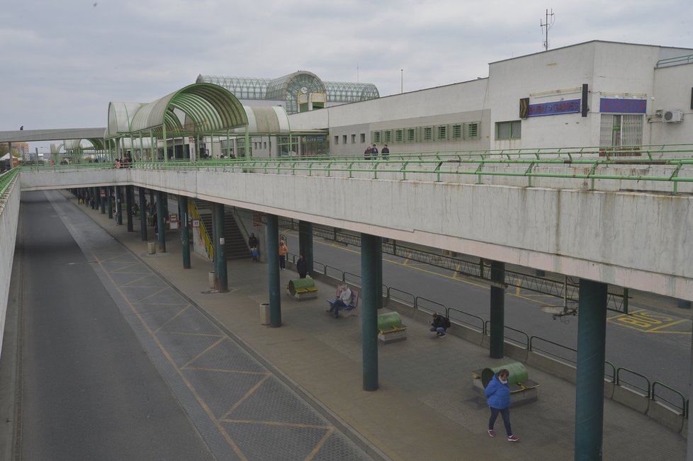 Autobusový terminál na Černém Mostě.