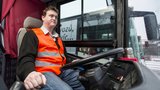 Autobusáci v Česku hrozí stávkou. Místo tisíců korun k výplatě mají jen stovky