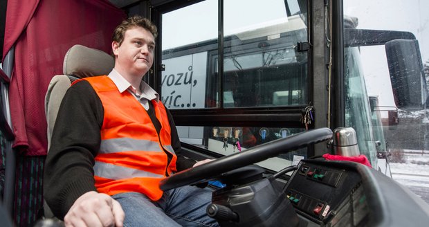 Autobusáci „svítí“ za víc peněz, do práce přišli znovu v reflexních vestách