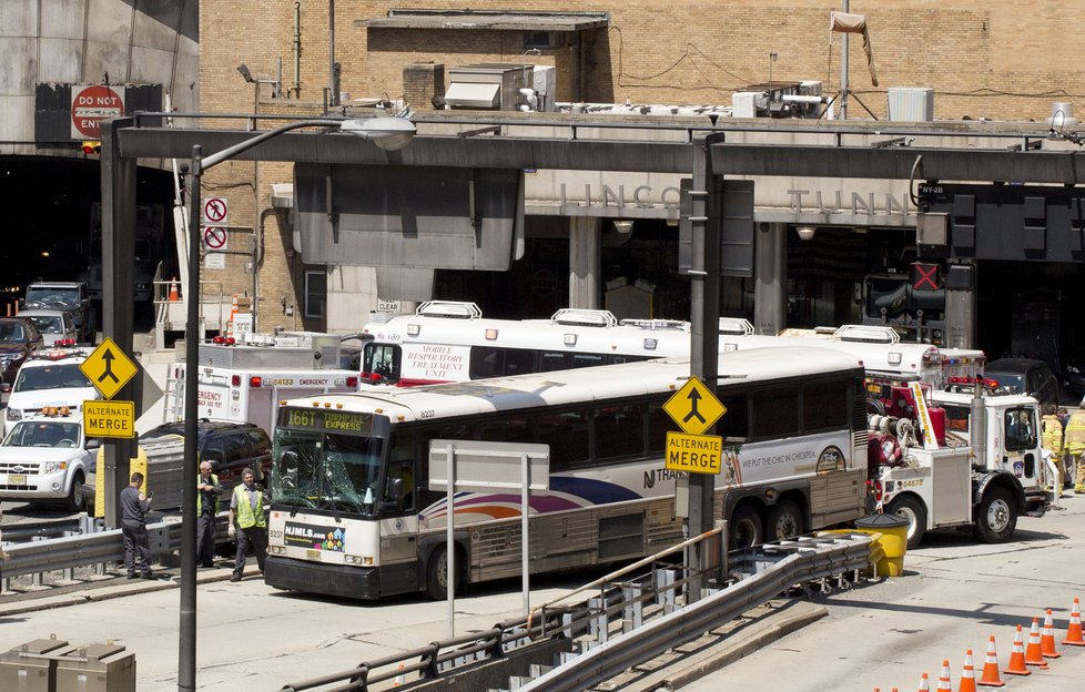 V tunelu mezi New Yorkem a Jersey se srazily autobusy.