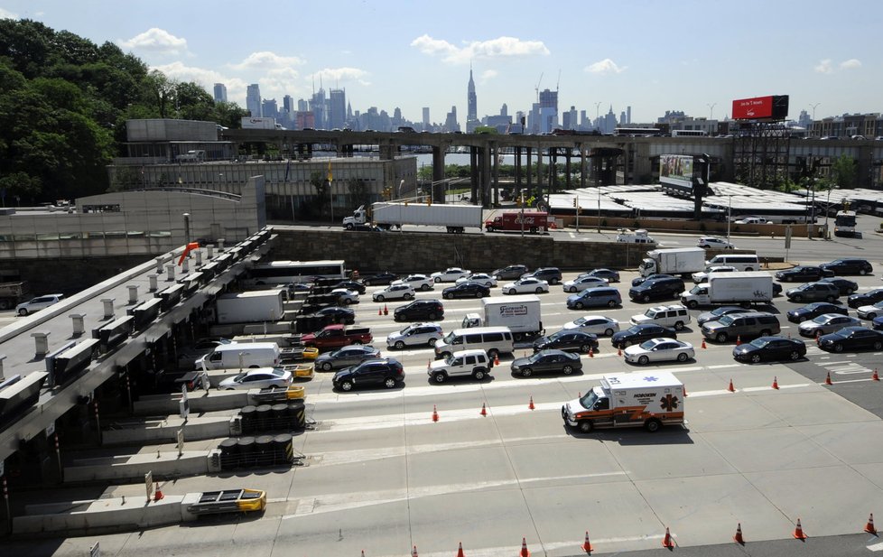 V tunelu mezi New Yorkem a Jersey se srazily autobusy. Situace zkomplikvoala dopravu.
