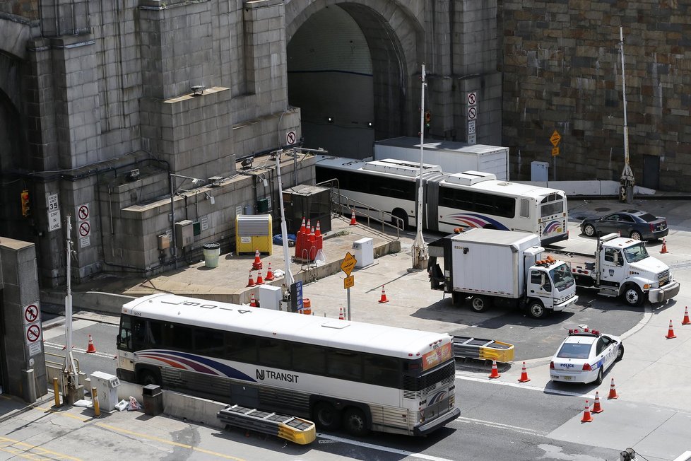 V tunelu mezi New Yorkem a Jersey se srazily autobusy