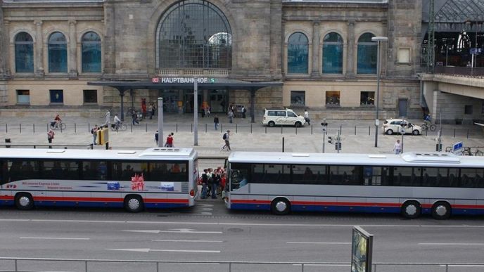 Autobusy před nádražím v Drážďanech
