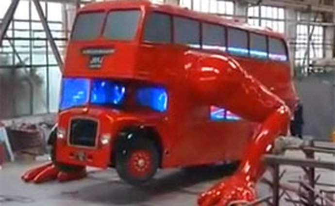 Londýnský autobus z dílny Davida Černého posiluje (video)