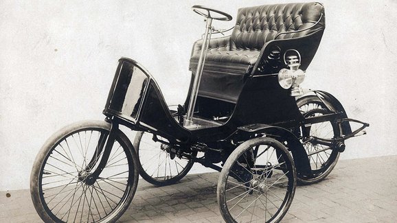 Pokusy o křížení automobilu a motocyklu probíhaly už před více jak 100 lety