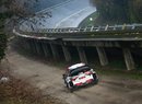 Poněkud netradiční pohled na klopený ovál, který zde stojí sto let. Momentka z Rallye Monza, soutěže MS.