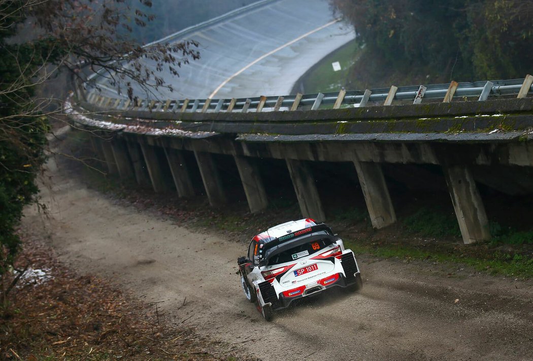 Poněkud netradiční pohled na klopený ovál, který zde stojí sto let. Momentka z Rallye Monza, soutěže MS.
