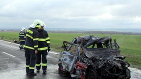 Při autohavárii uhořel muž a 18 lidí bylo zraněno