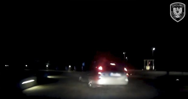Noční honička ve Znojmě: Narkoman bez řidičáku ujížděl strážníkům pěší zónou v parku