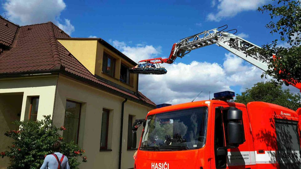 Obézního pacienta z jižní Moravy dostali hasiči z domu až autojeřábem.