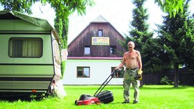 Správce kempu Josef Bojko seká trávník jednou týdně