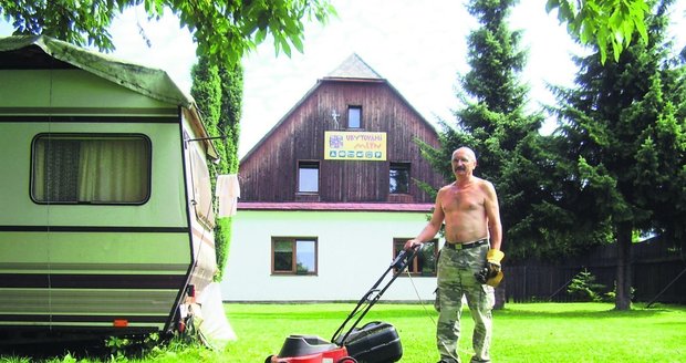 Správce kempu Josef Bojko seká trávník jednou týdně