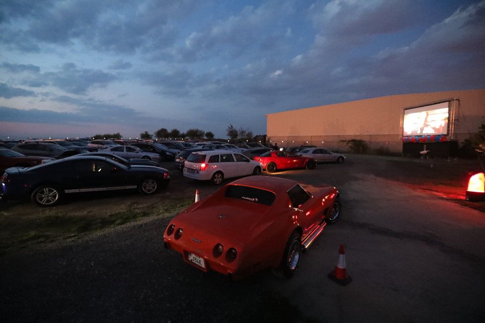 Autokino u letiště Václava Havla v Praze: Promítá 24., 25., i 26. dubna. O sledování filmu v autě se těší velikému zájmu. 