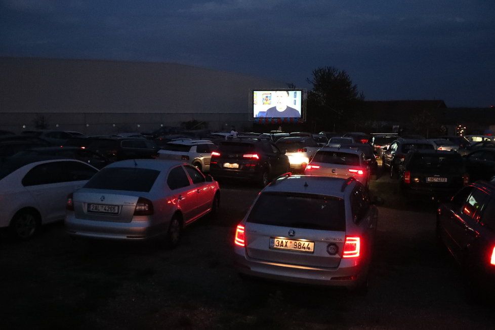 Autokino u Letiště Václava Havla v Praze