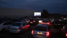 Autokino u letiště Václava Havla v Praze: Promítá 24., 25., i 26. dubna. O sledování filmu v autě se těší velikému zájmu.