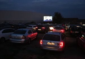 Autokino u letiště Václava Havla v Praze: Promítá 24., 25., i 26. dubna. O sledování filmu v autě se těší velikému zájmu.