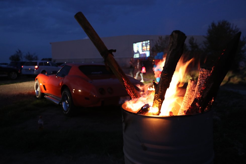 Autokino u letiště Václava Havla v Praze: Promítá 24., 25., i 26. dubna. O sledování filmu v autě se těší velikému zájmu.