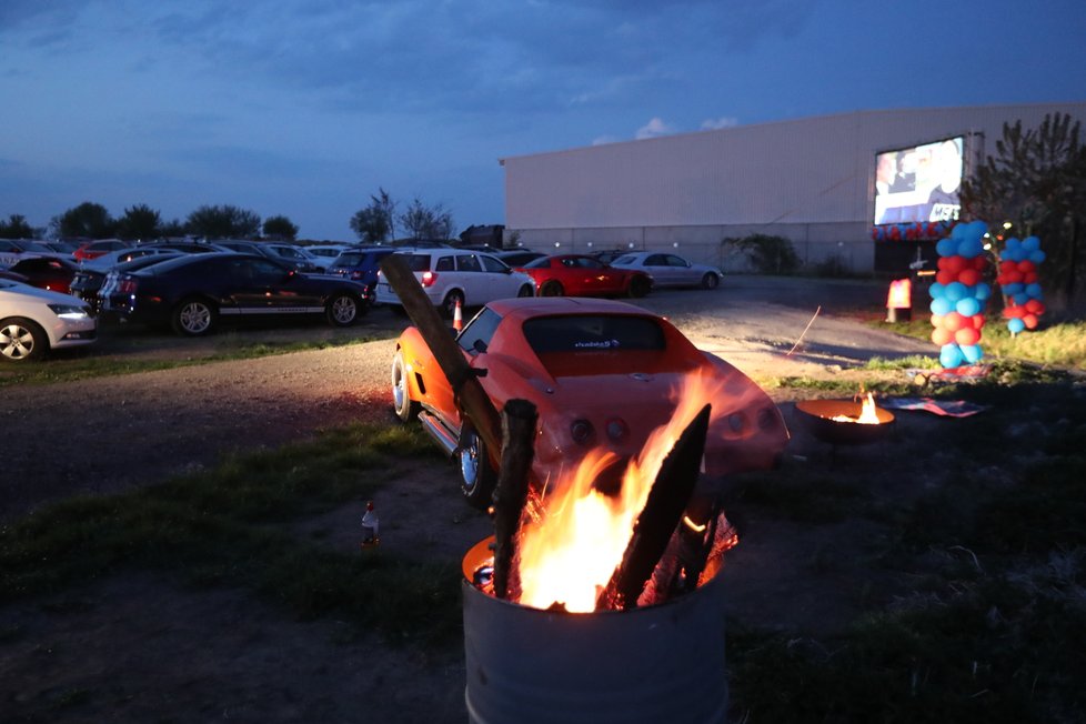 Autokino u letiště Václava Havla v Praze: Promítá 24., 25., i 26. dubna. O sledování filmu v autě se těší velikému zájmu.