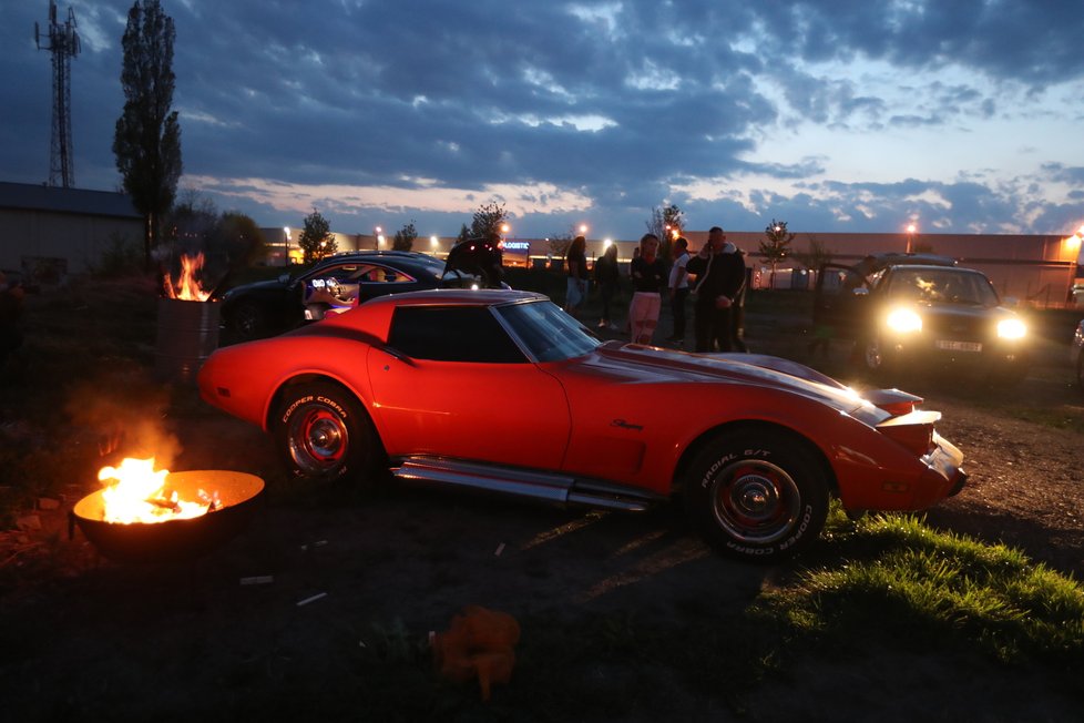 Autokino u letiště Václava Havla v Praze: Promítá 24., 25., i 26. dubna. O sledování filmu v autě se těší velikému zájmu. 