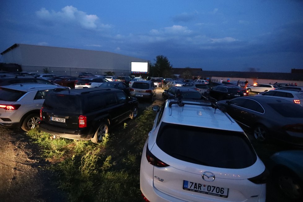 Autokino u letiště Václava Havla v Praze: Promítá 24., 25., i 26. dubna. O sledování filmu v autě se těší velikému zájmu.