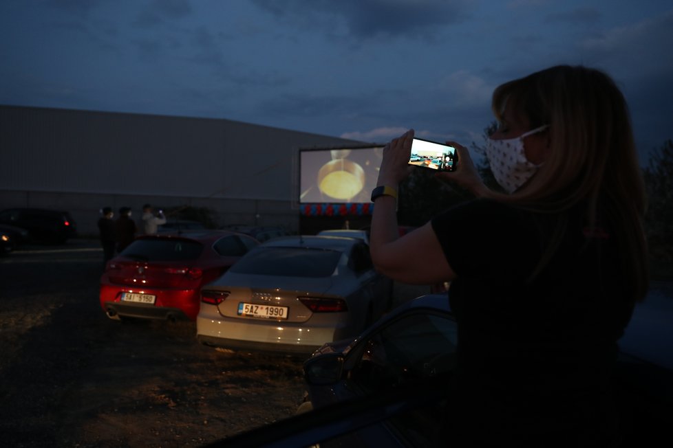 Autokino u letiště Václava Havla v Praze: Promítá 24., 25., i 26. dubna. O sledování filmu v autě se těší velikému zájmu. 