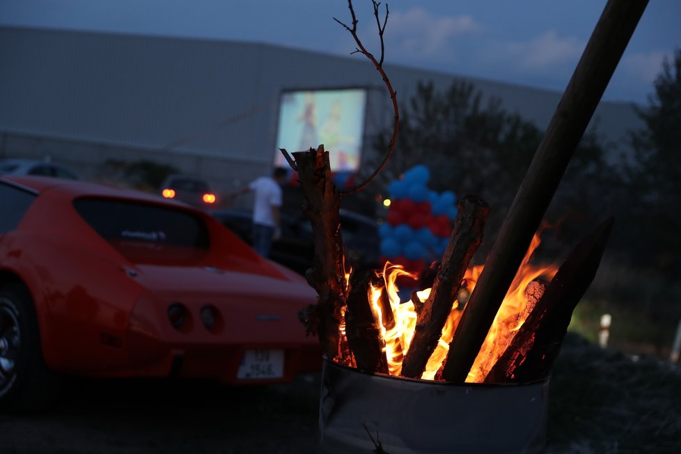 Autokino u Letiště Václava Havla v Praze