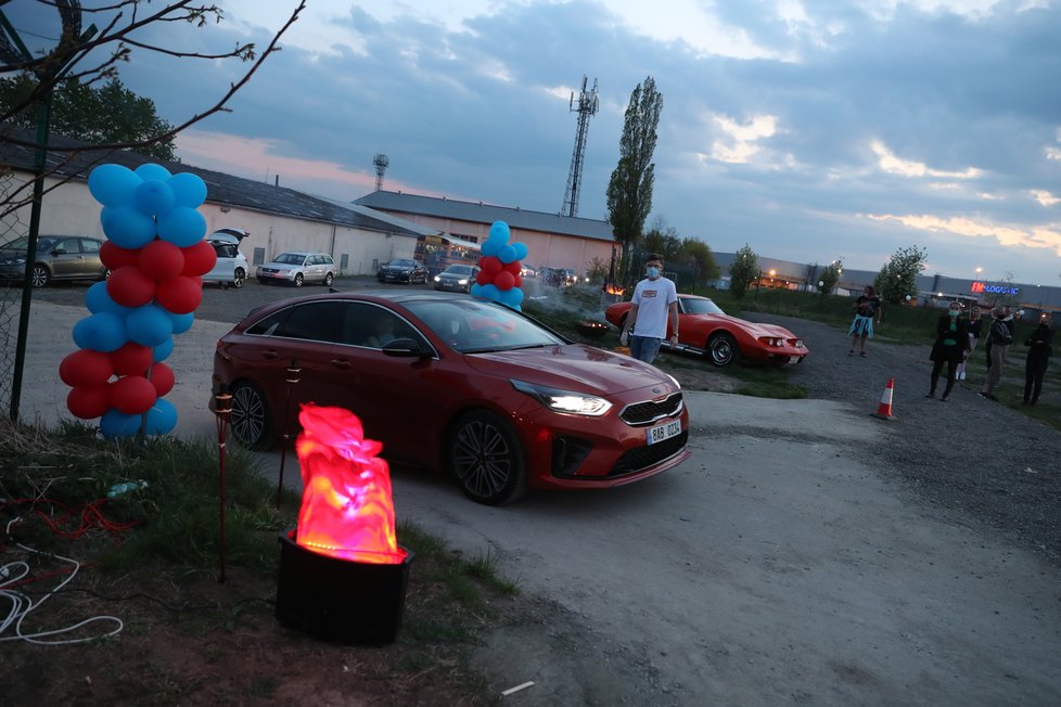 Autokino u Letiště Václava Havla v Praze