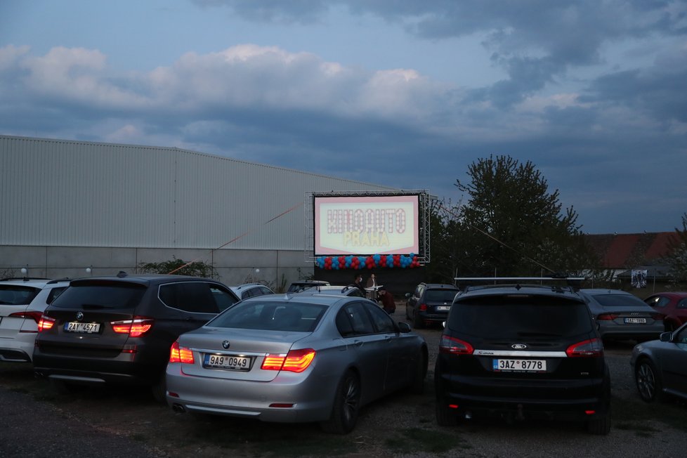 Autokino u Letiště Václava Havla v Praz