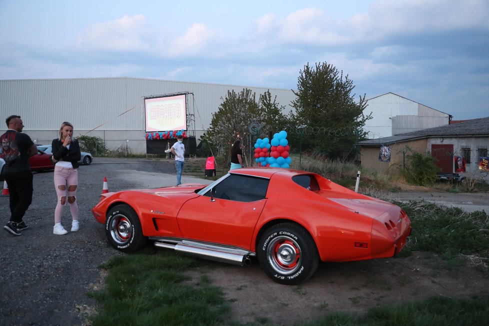 Autokino u letiště Václava Havla v Praze: Promítá 24., 25., i 26. dubna. O sledování filmu v autě se těší velikému zájmu. 