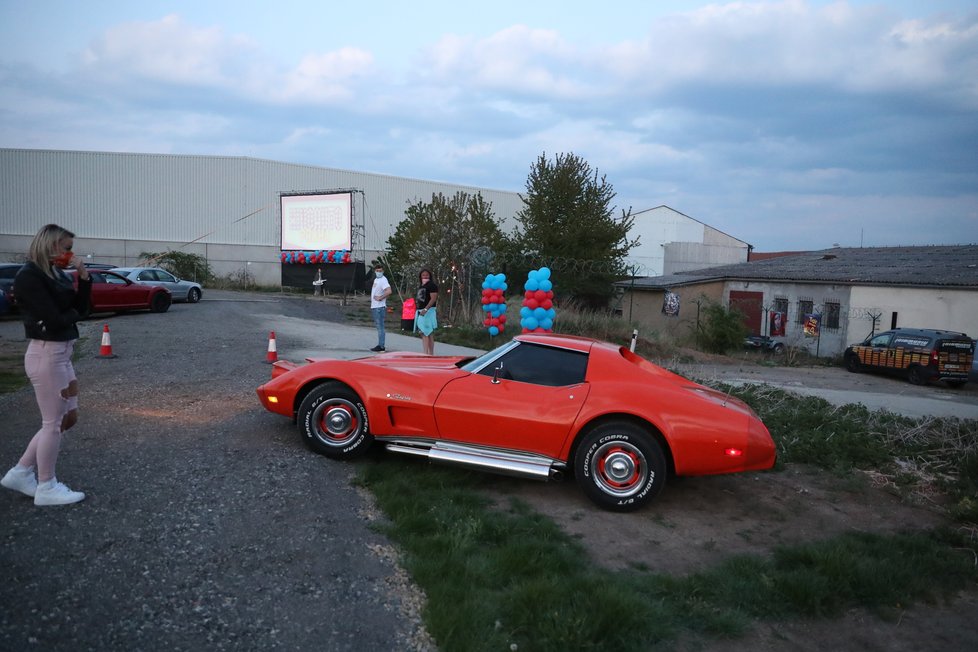 Autokino u letiště Václava Havla v Praze: Promítá 24., 25., i 26. dubna. O sledování filmu v autě se těší velikému zájmu. 