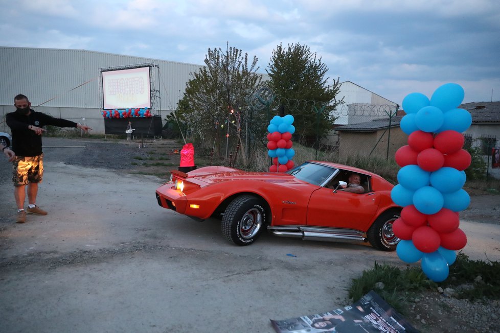 Autokino u letiště Václava Havla v Praze: Promítá 24., 25., i 26. dubna. O sledování filmu v autě se těší velikému zájmu.