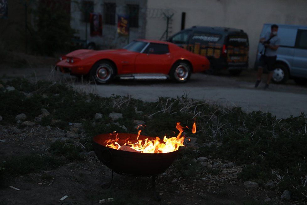 Autokino u letiště Václava Havla v Praze: Promítá 24., 25., i 26. dubna. O sledování filmu v autě se těší velikému zájmu. 