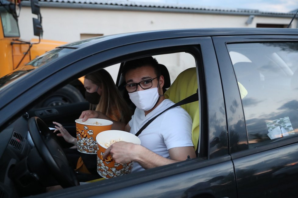 Autokino u letiště Václava Havla v Praze: Promítá 24., 25., i 26. dubna. O sledování filmu v autě se těší velikému zájmu.