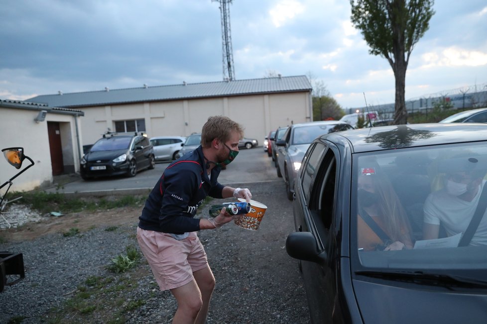 Autokino u Letiště Václava Havla v Praze