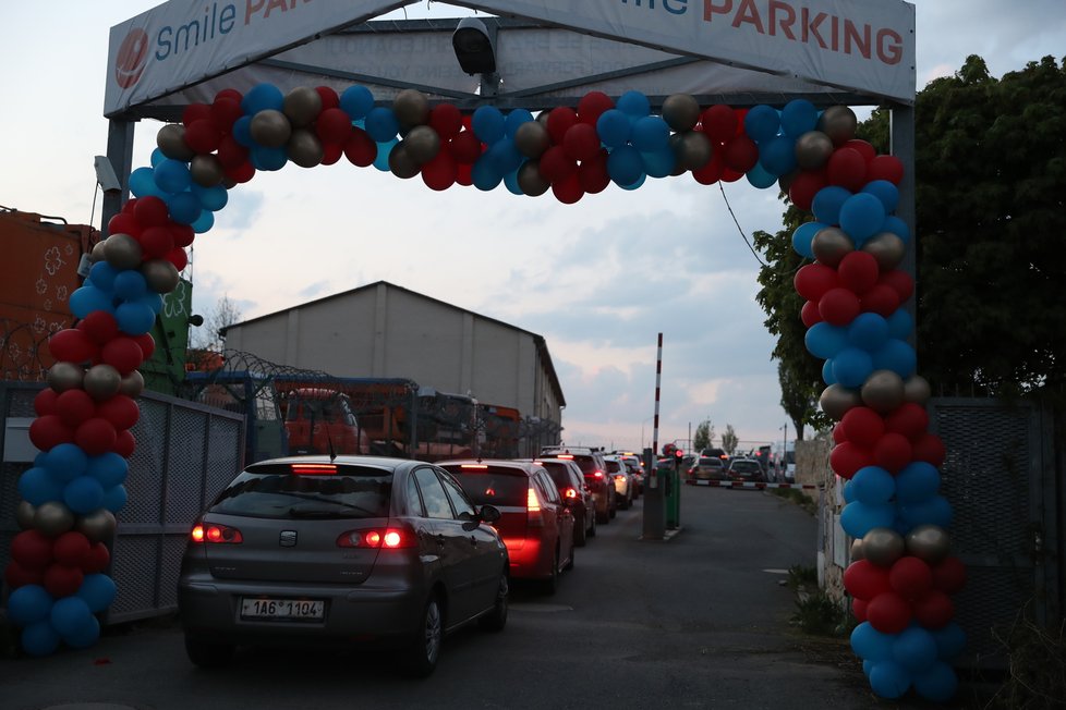 Autokino u letiště Václava Havla v Praze: Promítá 24., 25., i 26. dubna. O sledování filmu v autě se těší velikému zájmu.